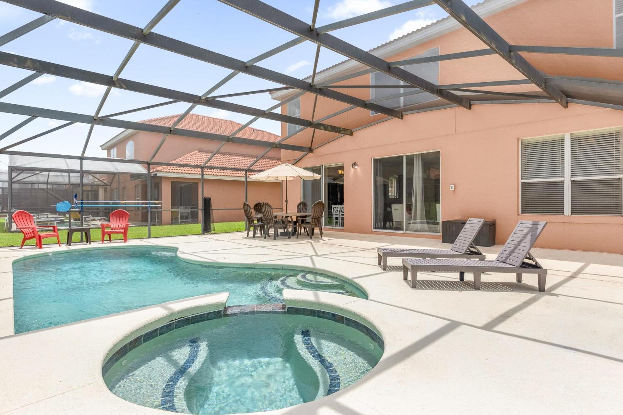 Large Spacious Home W Private Pool & Hot Tub Davenport Eksteriør billede